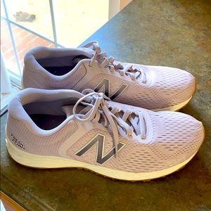 New balance tennis shoes (pale purple)